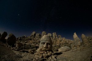 Nemrut Dağı ve Antiochus Theos: Bir Kralın Tanrılaşma Ritüeli