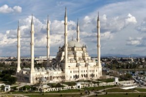 Adana’nın Simgesi Sabancı Camii: Mimarisi, Tarihi ve Anlamı